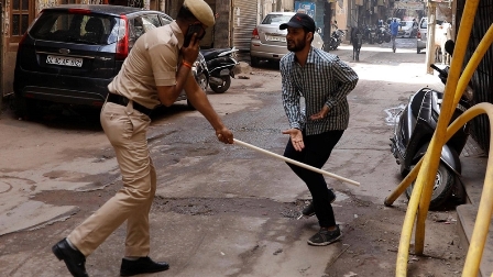 الشرطة الهندية تعفي ضابطا من عمله بعد اعتدائه على طالب يمني