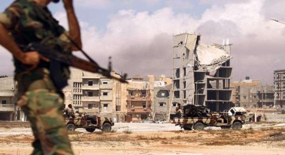 قوات حفتر تقصف مطار معيتيقة وأحياء في طرابلس
