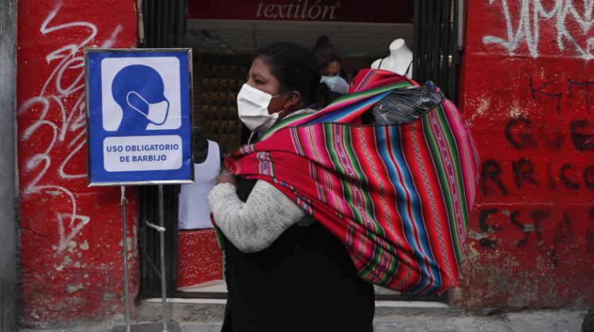 لافتات على منازل المصابين بـ«كوفيد - 19» المنتهكين للحجر في بوليفيا