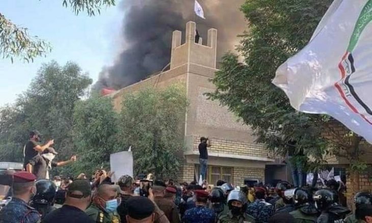 متظاهرون عراقيون يحرقون مقر الحزب الديمقراطي الكردستاني في وسط بغداد