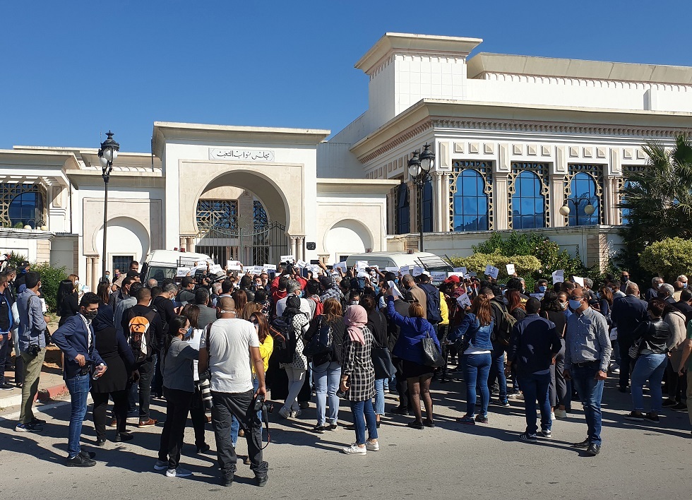 الصحافيون التونسيون يحتجون على تعديل مثير للجدل لقانون خاص بوسائل الإعلام