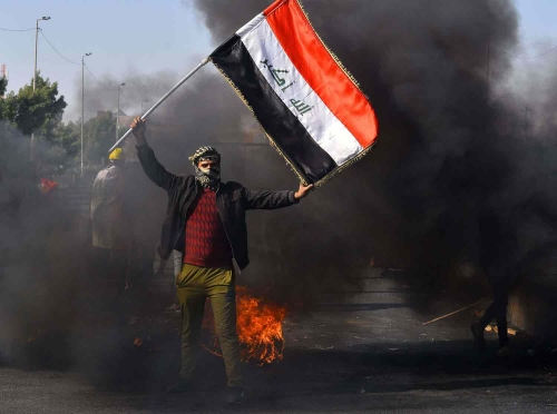 العراق.. مجهولون يضرمون النار بخيام المتظاهرين في بابل