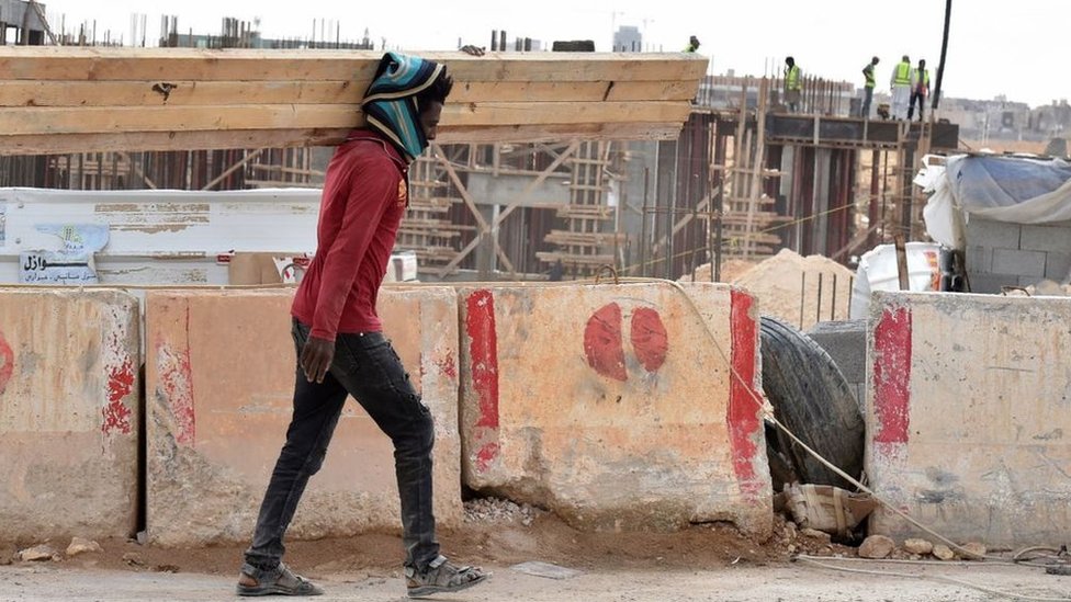 السعودية تعلن تخفيف قيود نظام الكفالة على ملايين العمال الأجانب