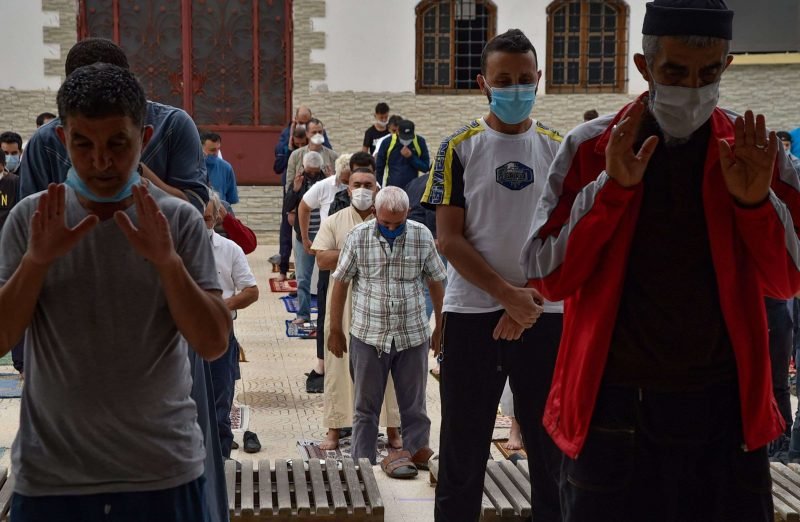 الجزائريون يؤدون صلاة الجمعة في المساجد لأول مرة منذ 8 أشهر