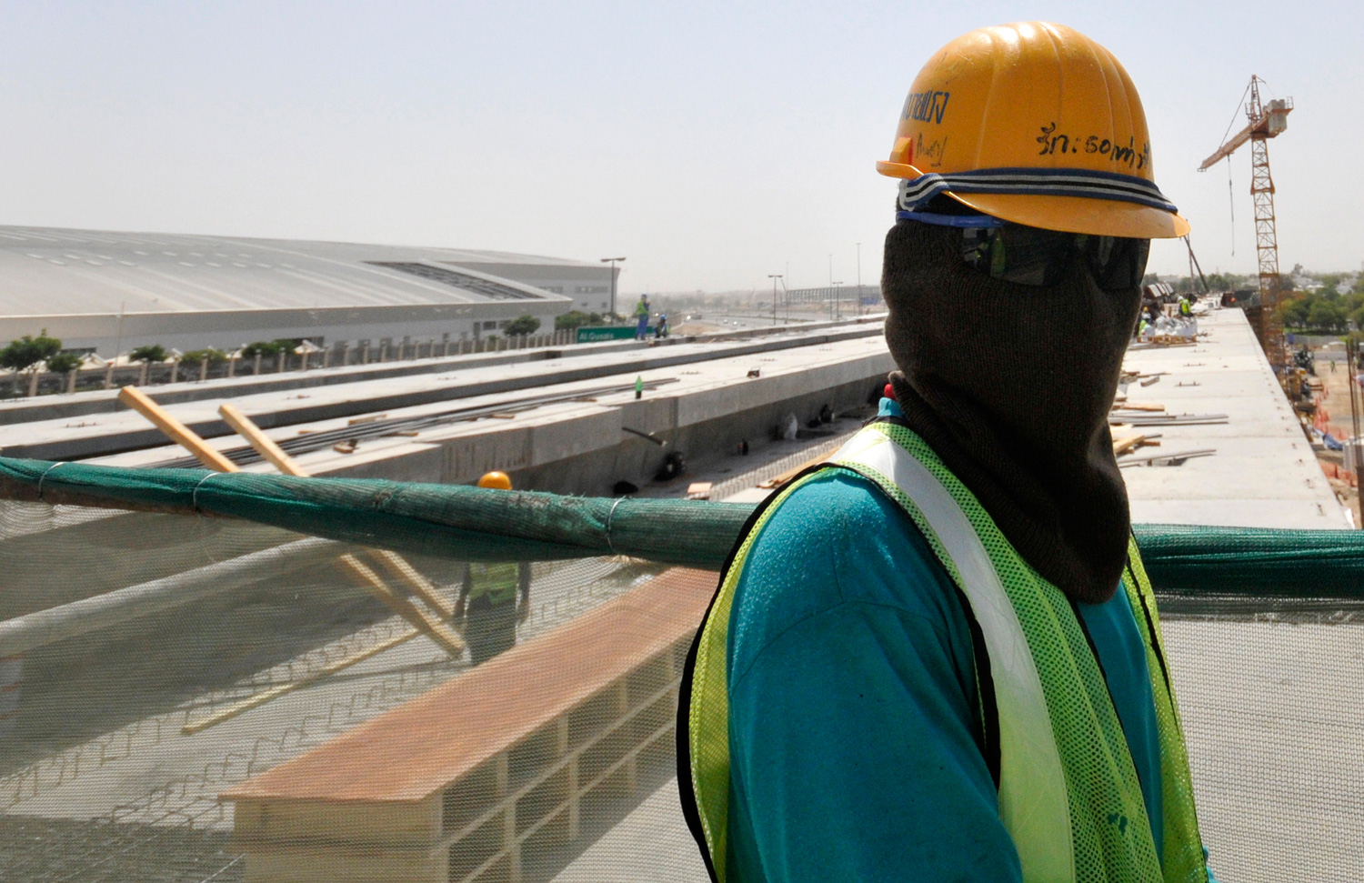 سلطنة عمان تعتزم إلغاء شهادة عدم الممانعة للعمال الوافدين