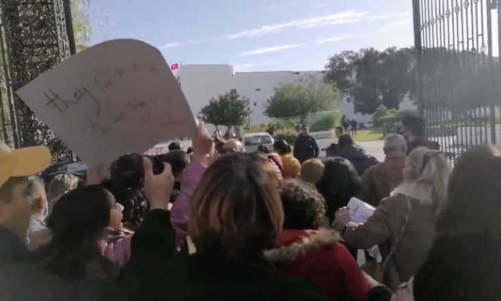 احتقان أمام البرلمان التونسي.. ونائب عن النهضة يتّهم محتجين بتهشيم سيارته 