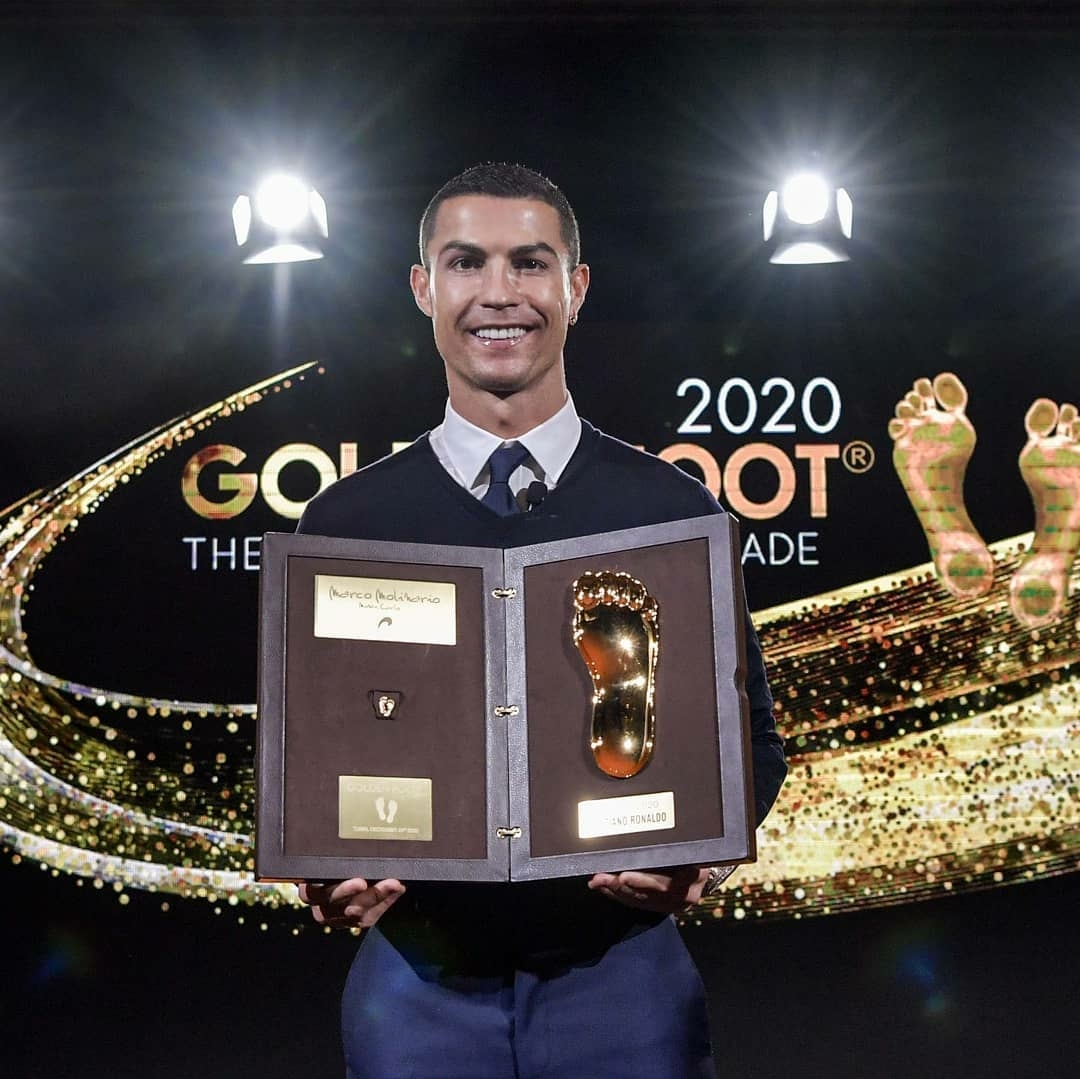 رونالدو يتسلم جائزة القدم الذهبية