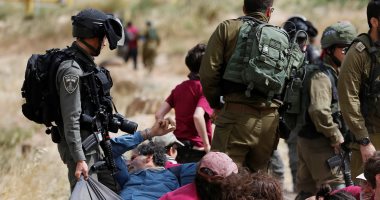 مستوطنون وجنود من الاحتلال الإسرائيلي يعتدون على فلسطينيين بالضفة