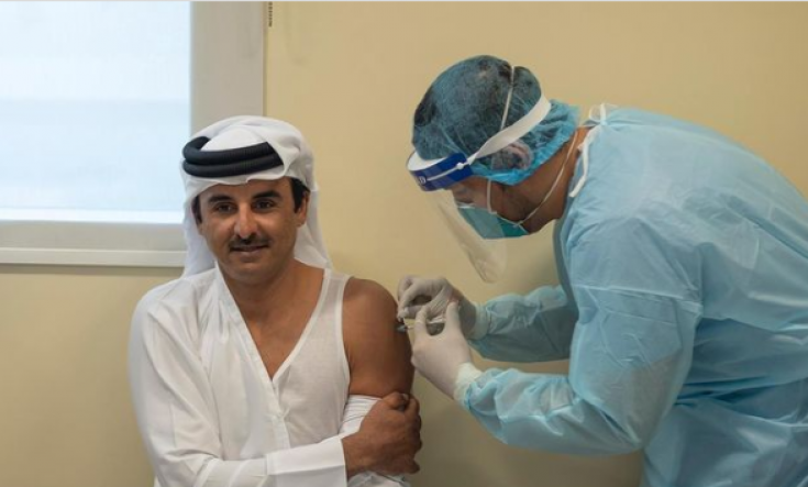 أمير قطر يتلقى لقاح كورونا ويشجع أفراد المجتمع على التطعيم