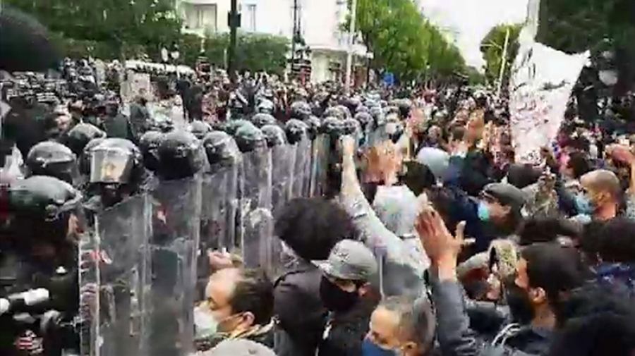 مواجهات بين قوات الأمن التونسية ومحتجين وسط العاصمة