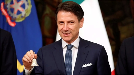 رئيس وزراء إيطاليا يقدم استقالته في محاولة تكتيكية لبناء أغلبية جديدة