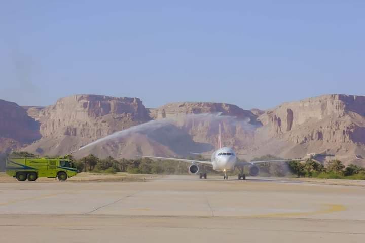 أطلق عليها اسم سيئون.. وصول طائرة الخطوط الجوية اليمنية الجديدة إلى حضرموت