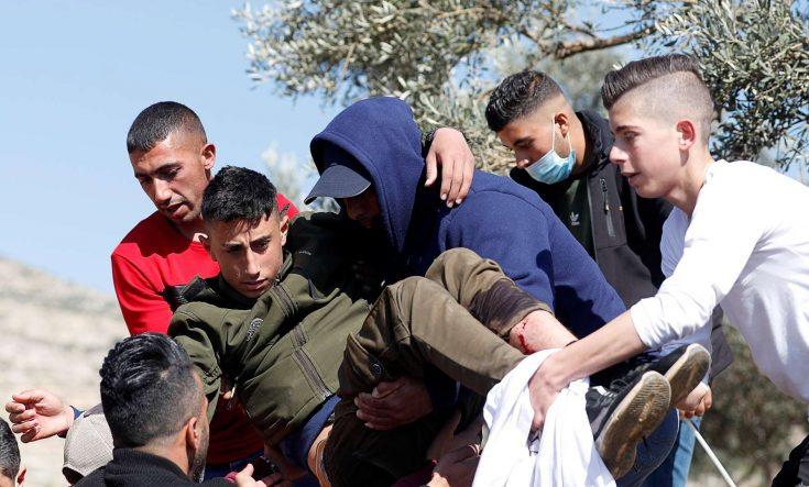 إصابة 13 فلسطينيا خلال تفريق جيش الاحتلال مسيرات بالضفة