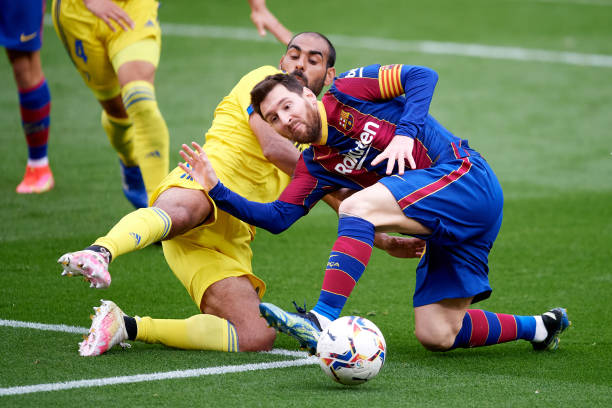 برشلونة المأزوم يتعثّر أمام قادش في الوقت القاتل بالدوري الإسباني