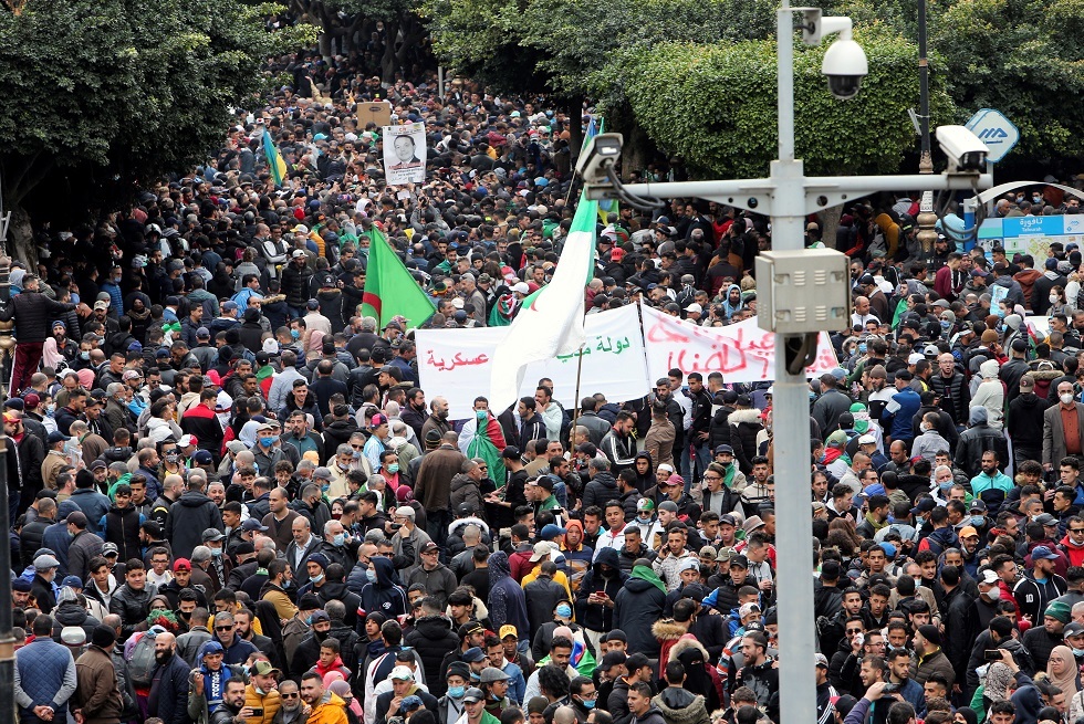 آلاف المتظاهرين يحتشدون في شوارع العاصمة الجزائرية