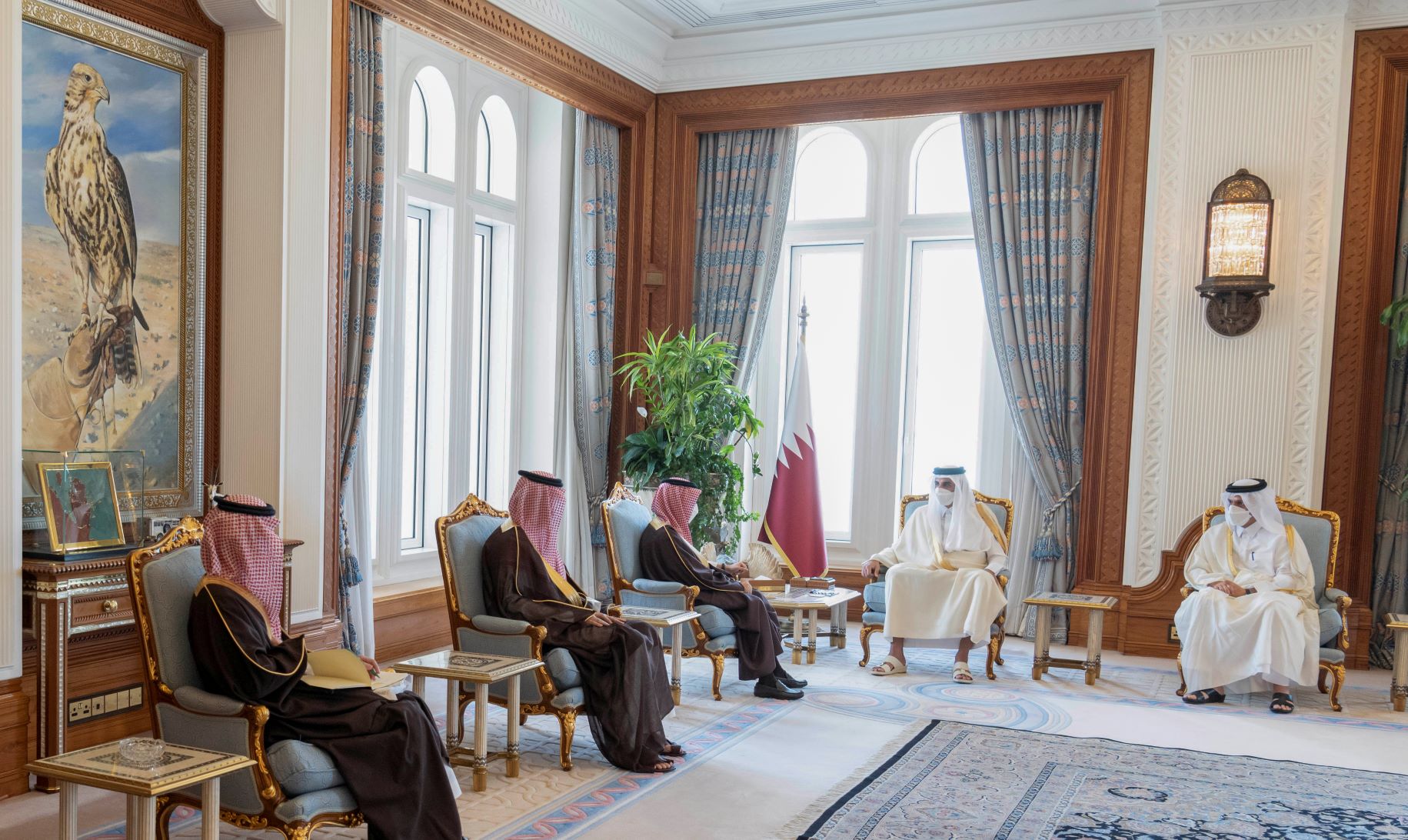 أمير قطر يتلقى رسالة من العاهل السعودي لتوطيد علاقات البلدين