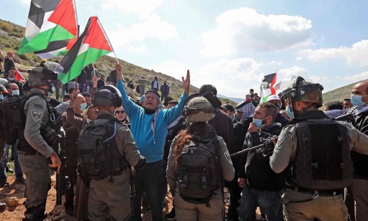 إصابة عشرات الفلسطينيين بالاختناق خلال اقتحام قوات الاحتلال بلدة شمالي الضفة