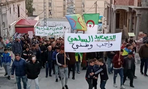 الجزائر: مسيرات تصعيدية لإضافة يوم ثالث للحراك والشرطة تتدخل