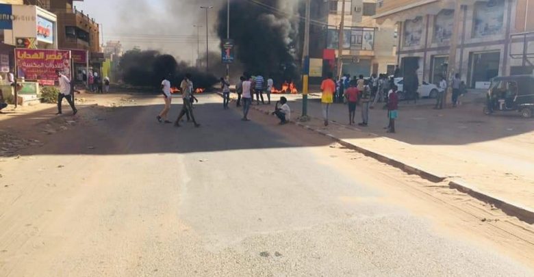 الشرطة السودانية تفرق مئات المتظاهرين أمام القصر الرئاسي