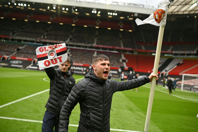 الدوري الانجليزي.. مشجعو يونايتد يتسببون بتأجيل المواجهة مع ليفربول باجتياهم 