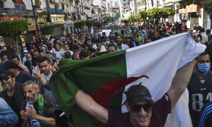 آلاف الجزائريين يتمسكون بالسلمية في الجمعة 116 من الحراك