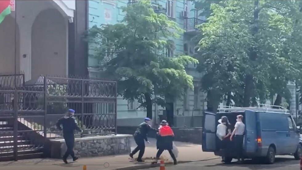 الشرطة توقف ناشطا بعثر سمادا قبالة سفارة بيلاروس في العاصمة الأوكرانية
