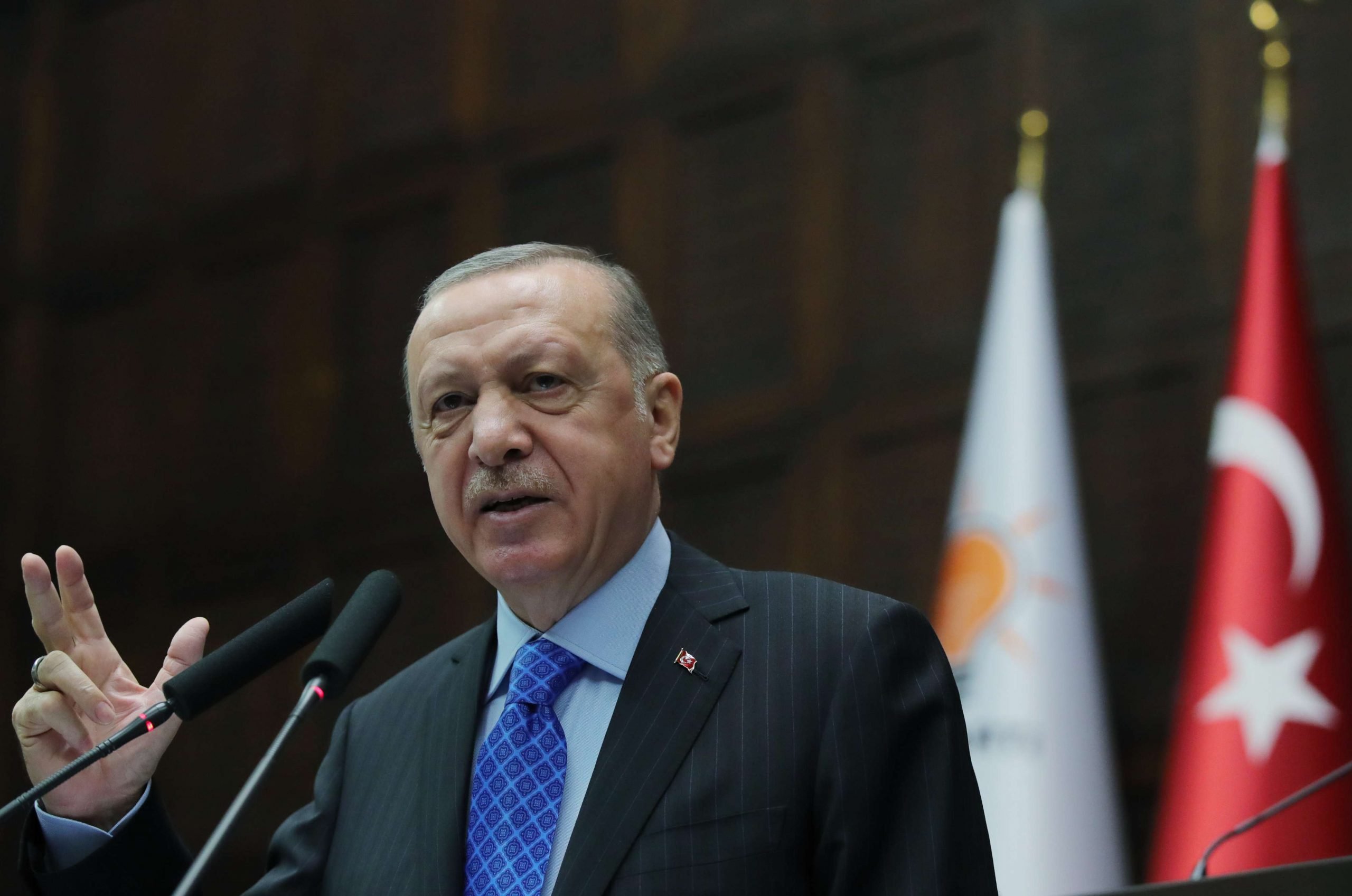 أردوغان يدعم وزير داخليته عقب شكوك حول وقوف الحزب الحاكم لجانبه أمام حملة كبيرة تستهدفه