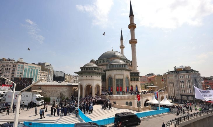 سعى لبنائه منذ 27 عاماً.. أردوغان يفتتح مسجد تقسيم ويعتبره “هدية في ذكرى فتح إسطنبول”