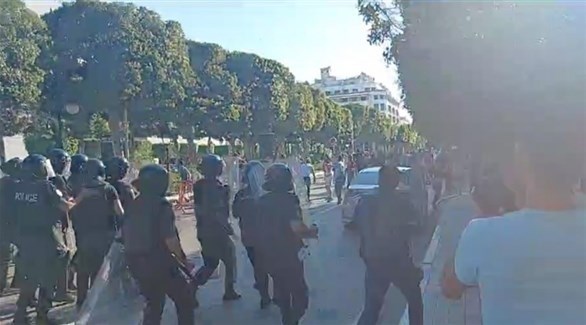 قوات الأمن تفرق محتجين ضد انتهاكات الشرطة بالقوة وسط العاصمة تونس