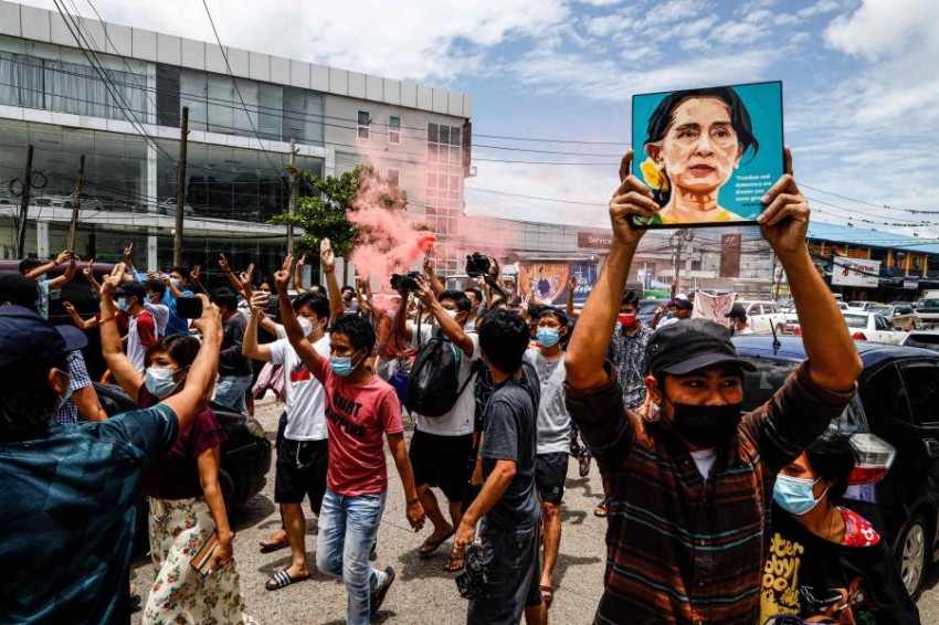 احتجاجات بالزهور في ميانمار بمناسبة عيد ميلاد سو تشي السادس والسبعين