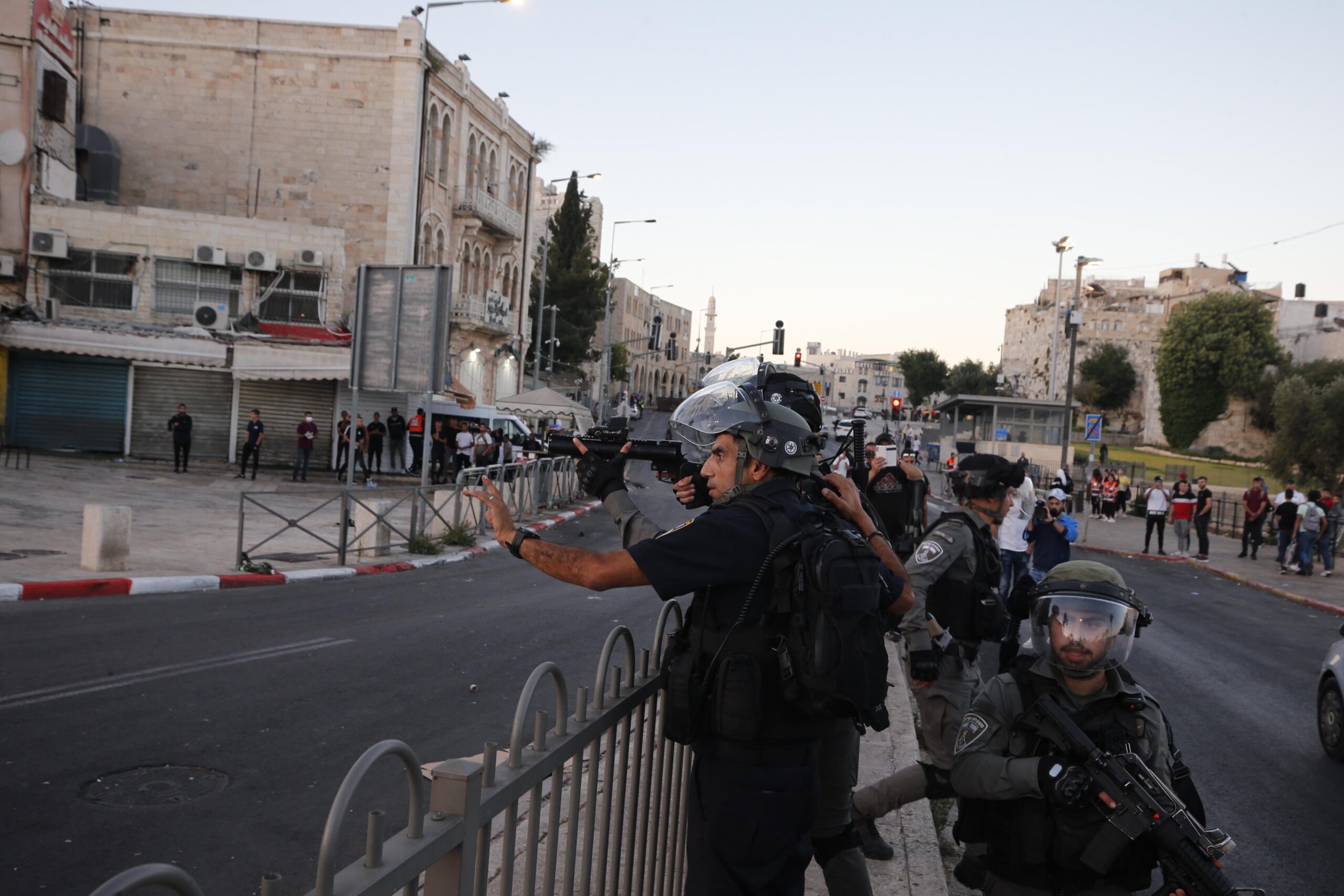 اعتقال 3 مواطنين وإصابة آخرين في القدس خلال قمع القوات الإسرائيلية وقفة منددة بالإساءة للرسول