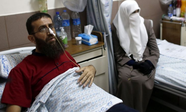 الأسير الفلسطيني خضر عدنان يعلق إضرابه عن الطعام 