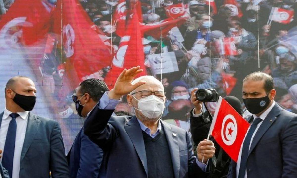 الغنوشي يدعو القوى الوطنية للانخراط بأجواء التهدئة في تونس