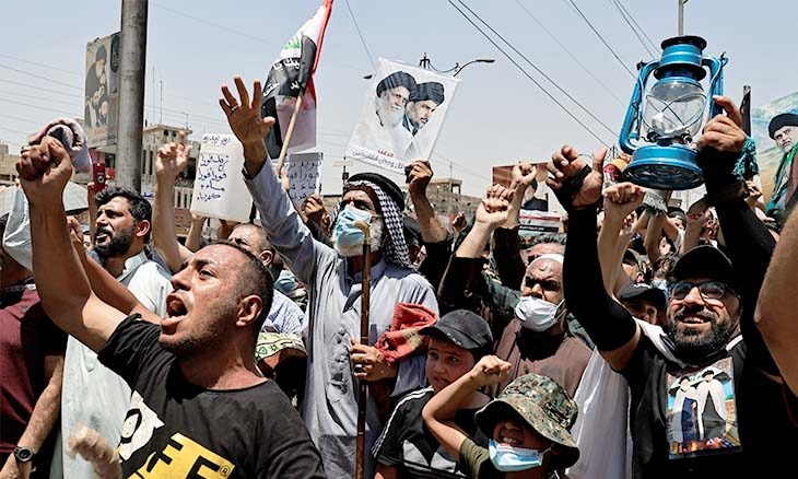العراق غرق في الظلام لساعات… احتجاجات على انقطاع الكهرباء والكاظمي يأمر بالتحقيق