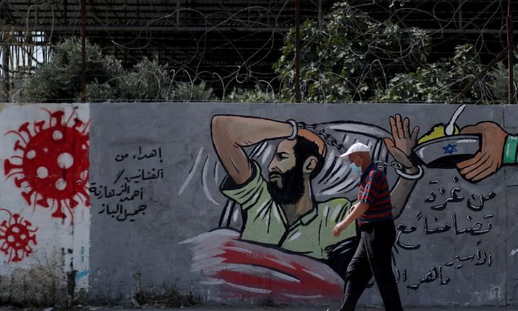 أسير فلسطيني يكمل شهره الثاني مضربا عن الطعام