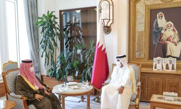 رئيس الوزراء القطري يستقبل السفير السعودي في سياق تطوير علاقات البلدين