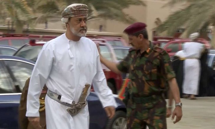 سلطان عُمان يتوجه إلى السعودية في أول زيارة خارجية لتعزيز العلاقات الثنائية