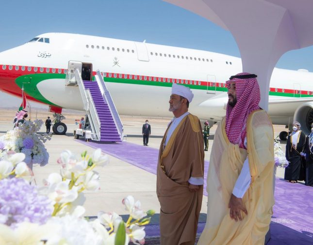 مراسم استقبال رسمية لسلطان عُمان لدى وصوله مطار خليج نيوم