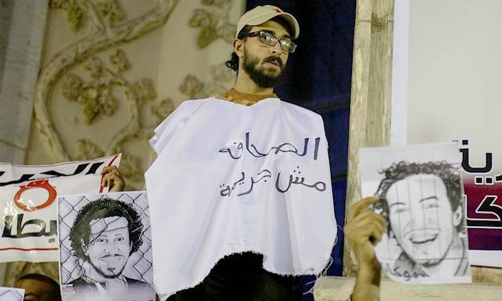 صحافيون مصريون يطالبون بالإفراج عن زميلين اعتقلا «دون وجه حق»