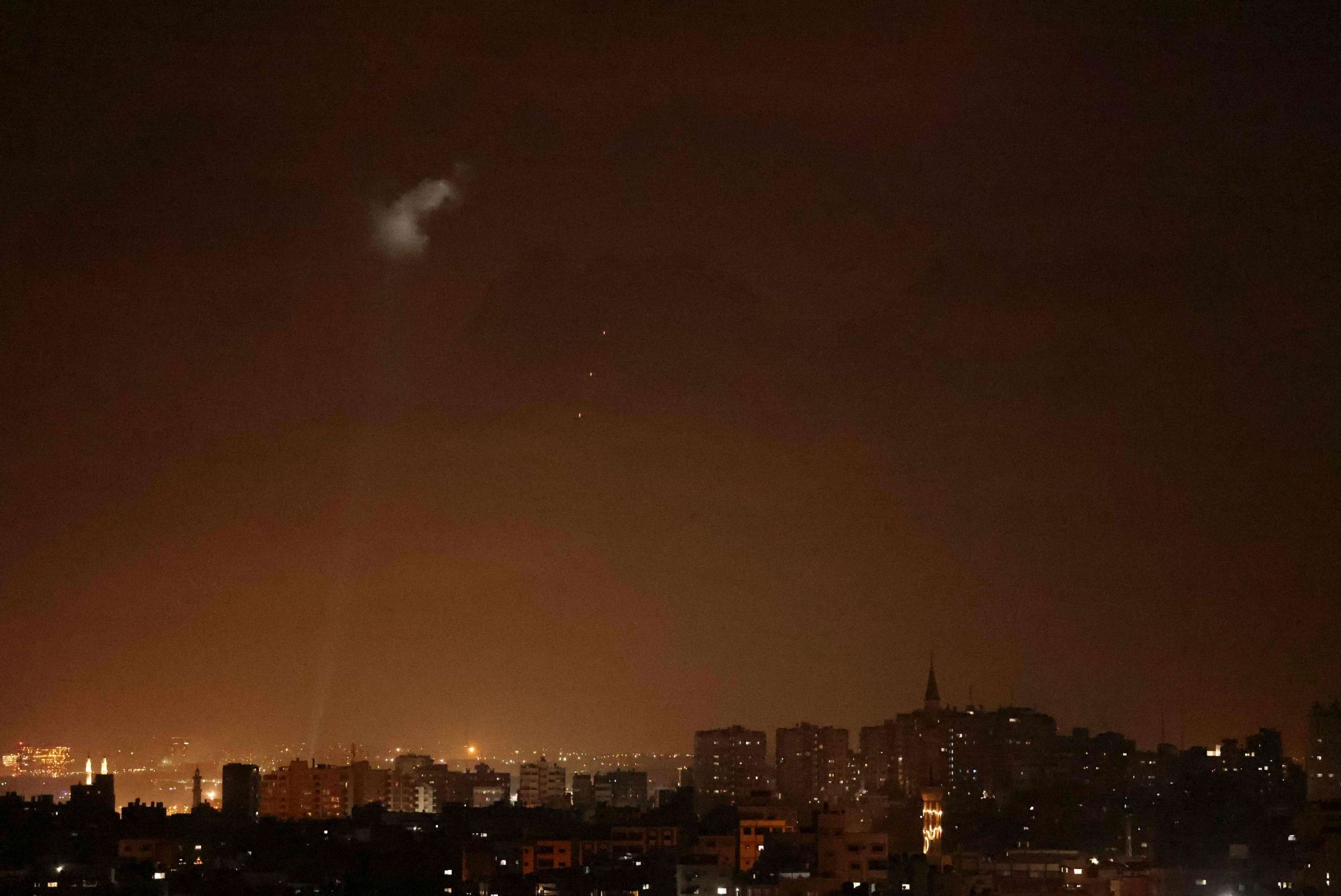 إسرائيل تقصف وحماس تكشف سبب تعثر التهدئة