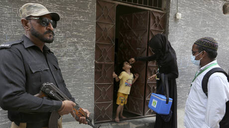 باكستان.. اغتيال شرطي كان يرافق فريقاً لتطعيم الأطفال