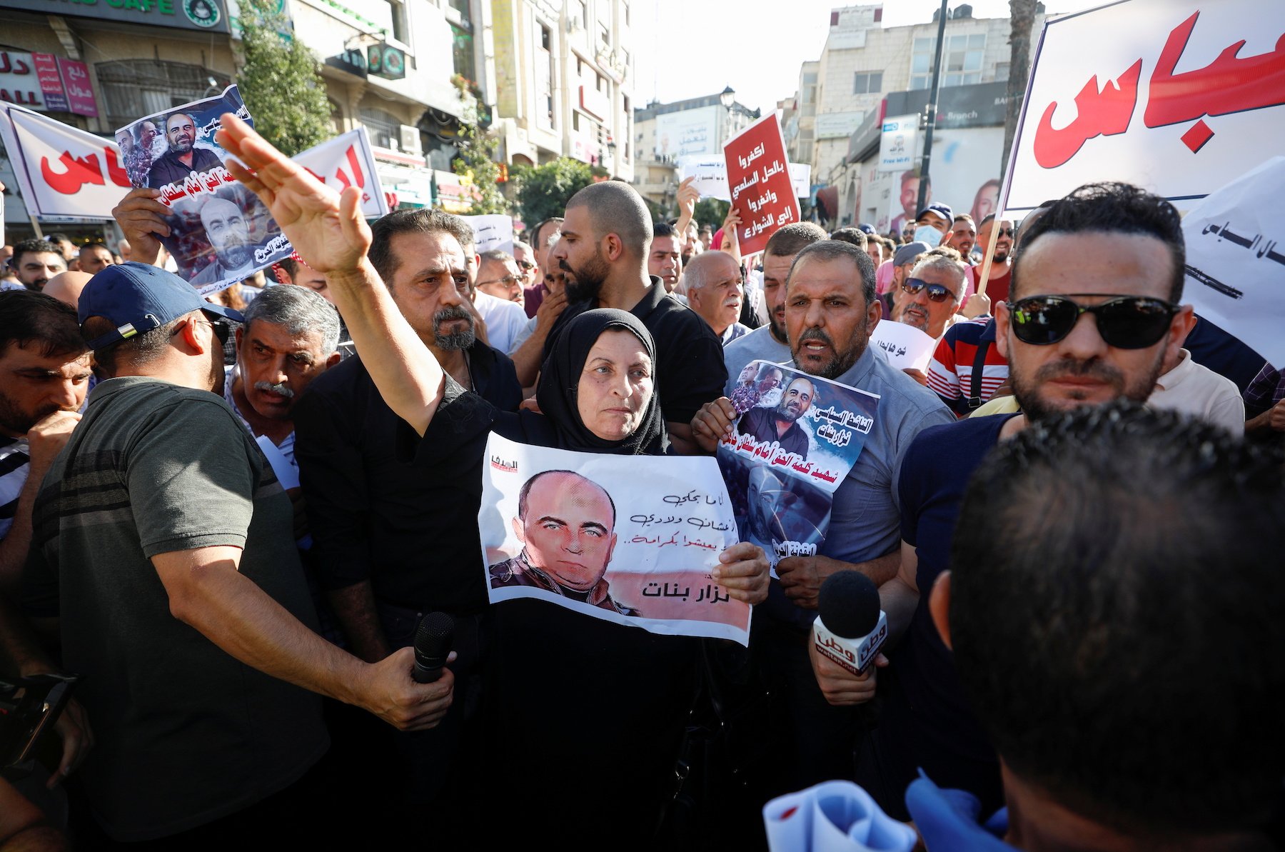 المئات يتظاهرون في رام الله مطالبين برحيل الرئيس عباس