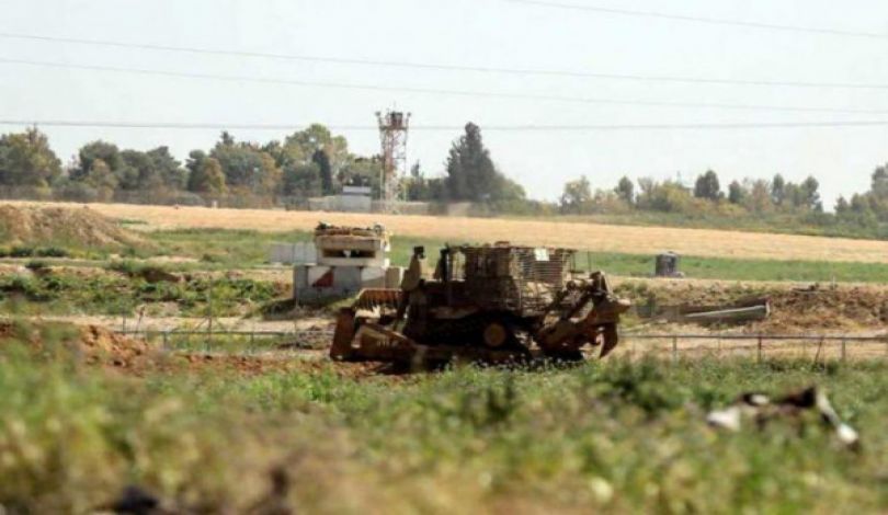 قوات الاحتلال تتوغل على حدود وسط غزة وتنفذ عمليات تمشيط وتجريف