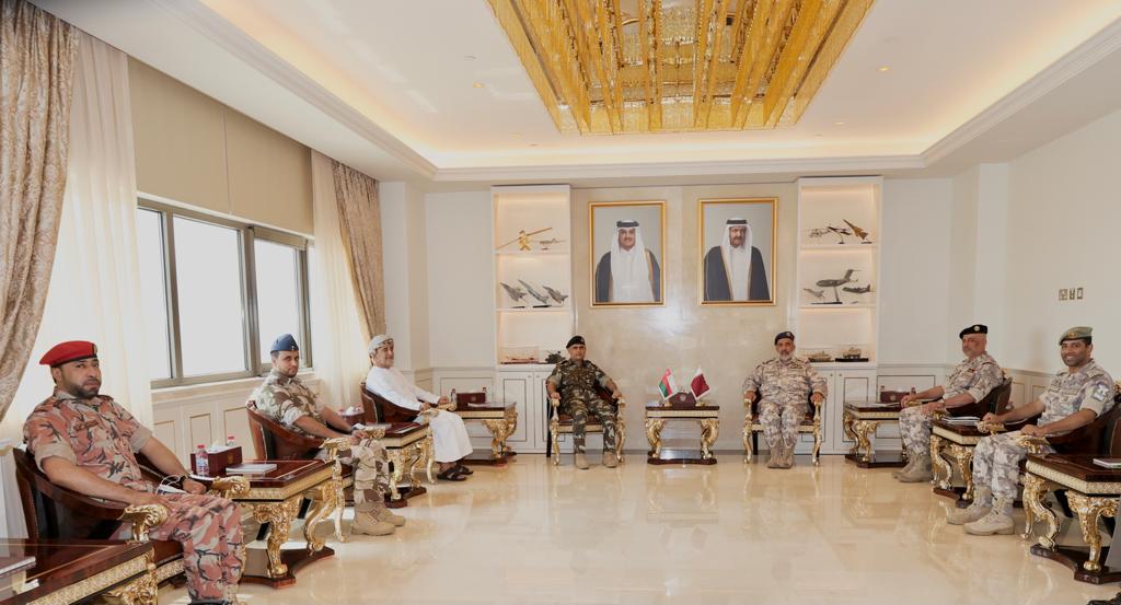الدوحة ومسقط تبحثان تعزيز العلاقات العسكرية