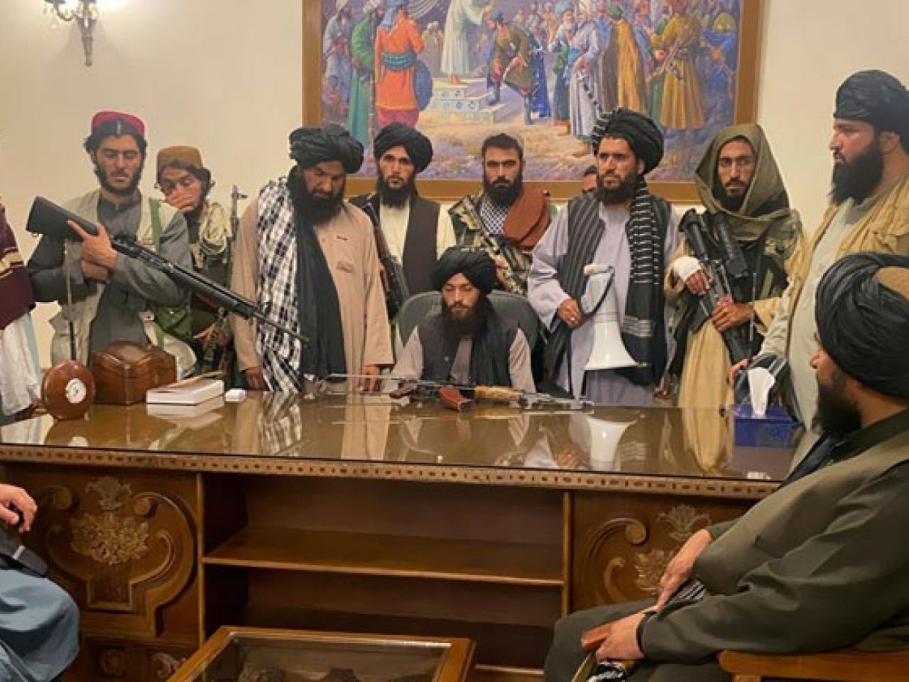 مفتي عُمان يهنئ الشعب الأفغاني بـ”الفتح المبين والنصر على الغزاة” بعد سيطرة طالبان