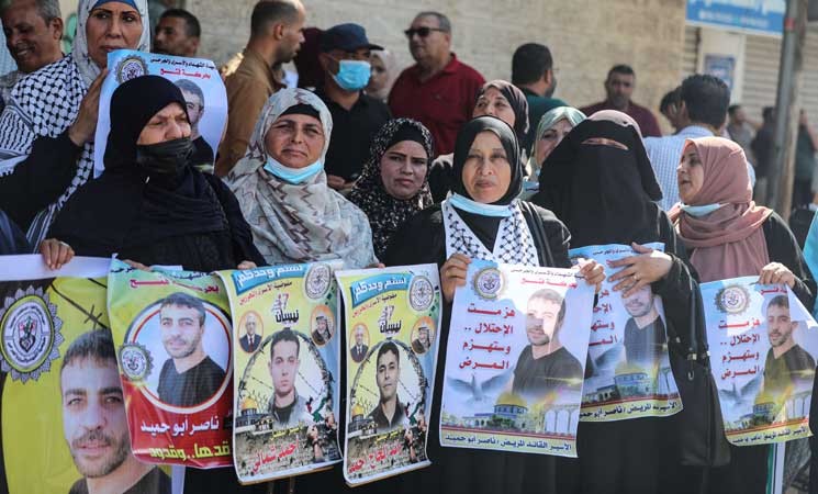 غزة.. وقفة دعما للأسرى المضربين عن الطعام في سجون الاحتلال