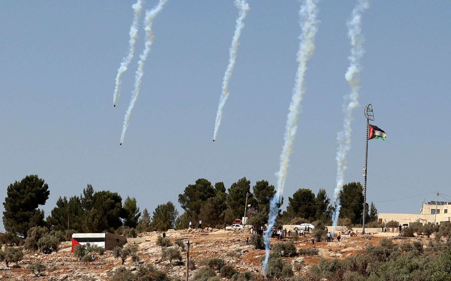 إصابة 14 فلسطينيا إثر قمع قوات الاحتلال مسيرات منددة بالاستيطان في الضفة الغربية