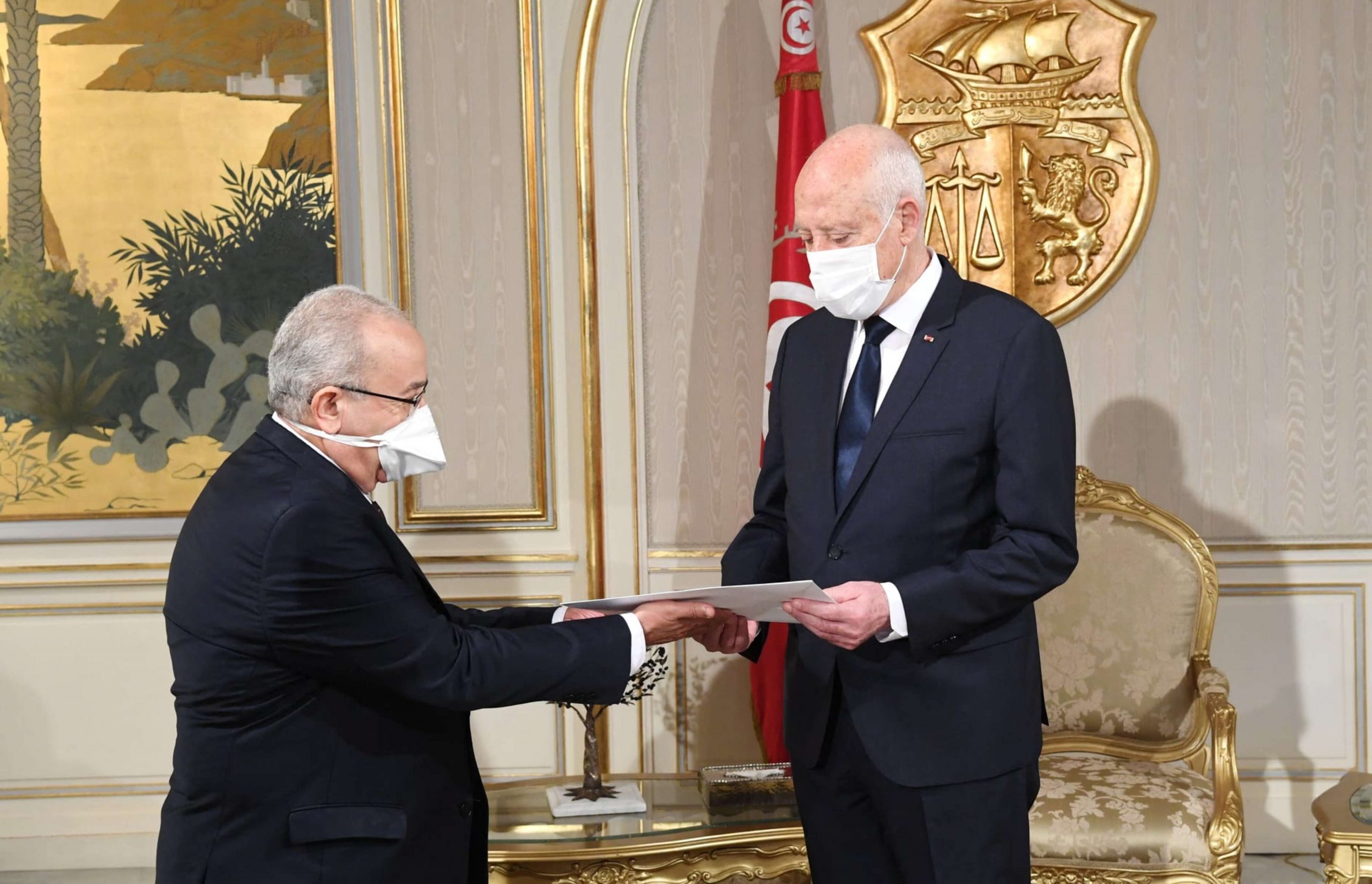 وزير خارجية الجزائر ينقل “معلومات دقيقة” من الرئيس قيس سعيد أثناء زيارته تونس