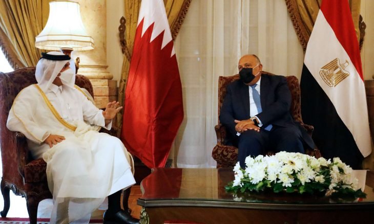 أول سفير قطري في مصر منذ الأزمة الخليجية يسلم أوراق اعتماده
