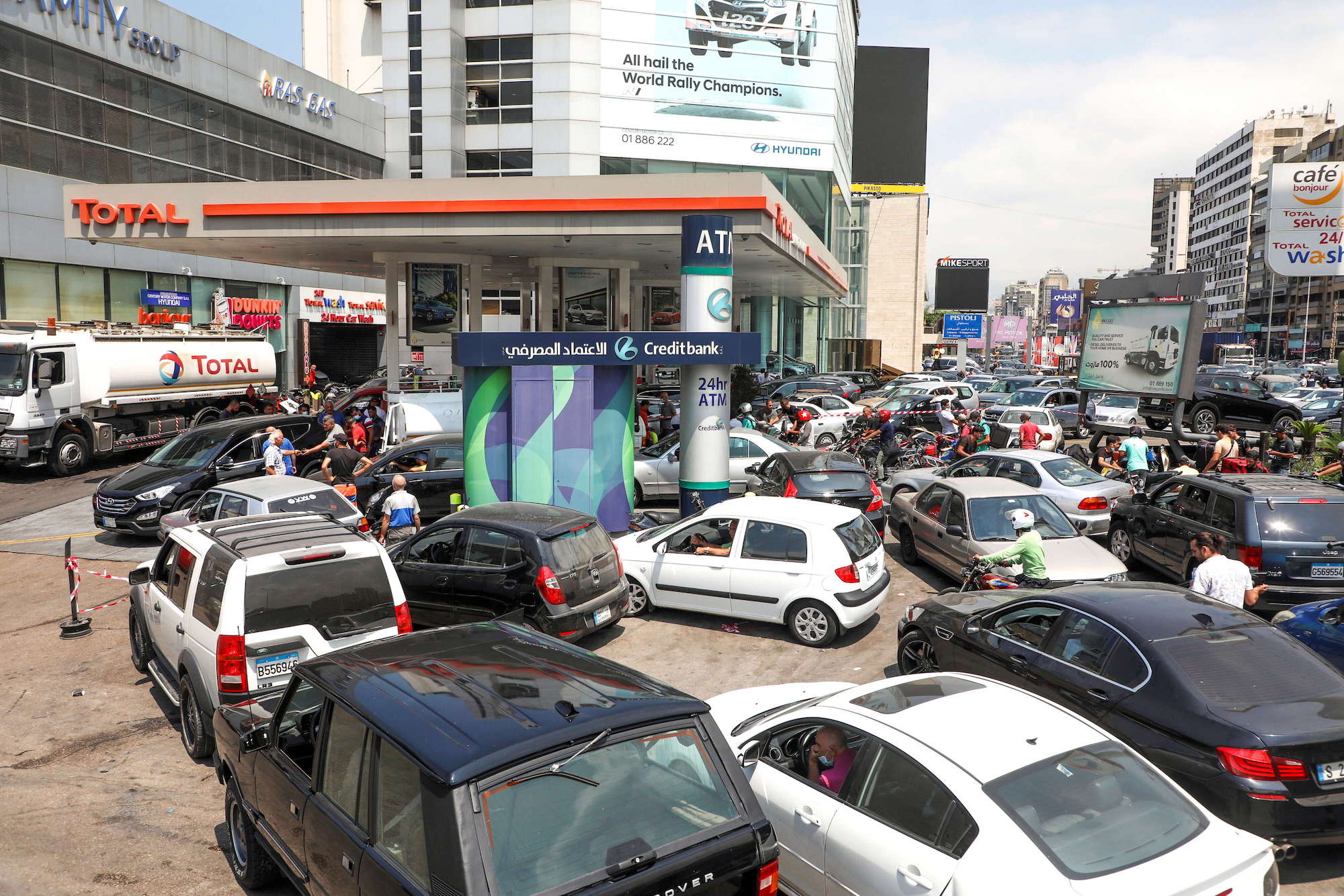 أزمة الوقود.. الجيش يتدخل لإنهاء أعمال عنف في بلدتين جنوبي لبنان